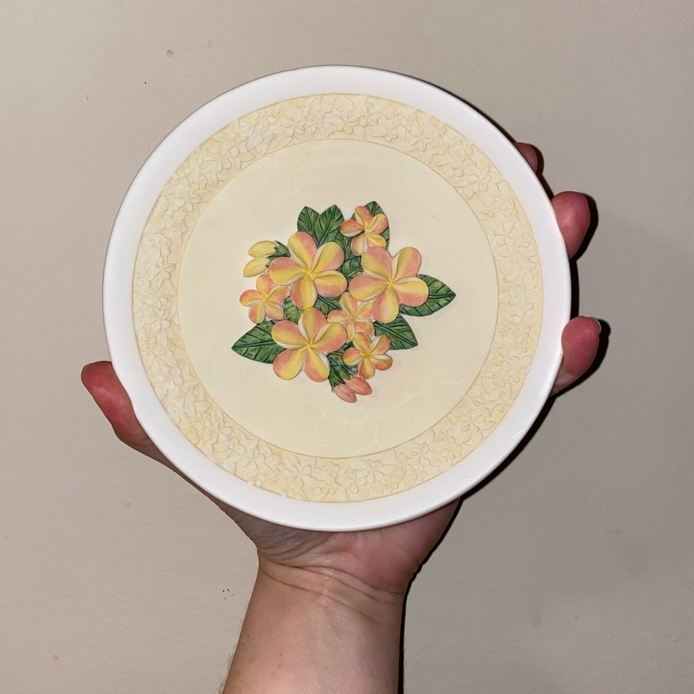 Vintage Floral Decorative Hanging Plate - Picture 5 of 6